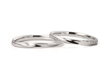 結婚指輪：ヴァイオレット・リリー 左：RVM6026G ￥79,920-　右：RVM6126W (WD) ￥142,560-