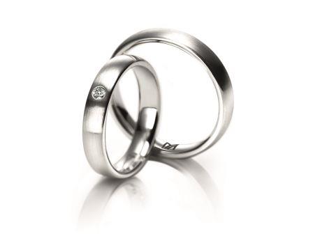 結婚指輪：マイスター　クラシックスライン023　Pt950　左：￥345,000-　右：￥295,000-