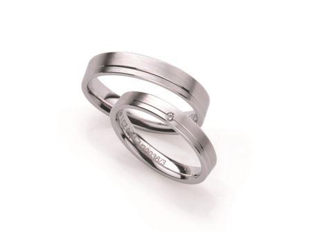 結婚指輪：ローザマーレ 上：20036/4 W750 ￥120,960-　　下：4/20036/3 W750/0.01ct ￥116,640-