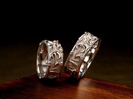 結婚指輪：上弦月光（輝竹）聖なる力を持つといわれる竹と、おだやかな月のシルエットがひたむきで美しい二人の心を表しています。