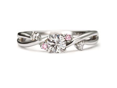 幸せに愛されるピンクカラーが、永遠の煌めきとともにあふれるほどの喜びを約束して。婚約指輪：インフィニティ RVE50-3 (PD) ￥205,200-
