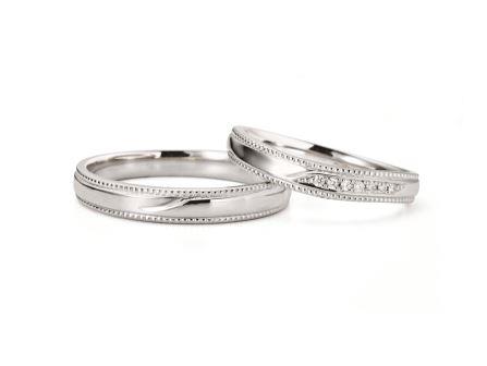 結婚指輪：ミラージュ 左：RVM6018G ￥105,840-　右：RVM6118W (WD) ￥123,120-